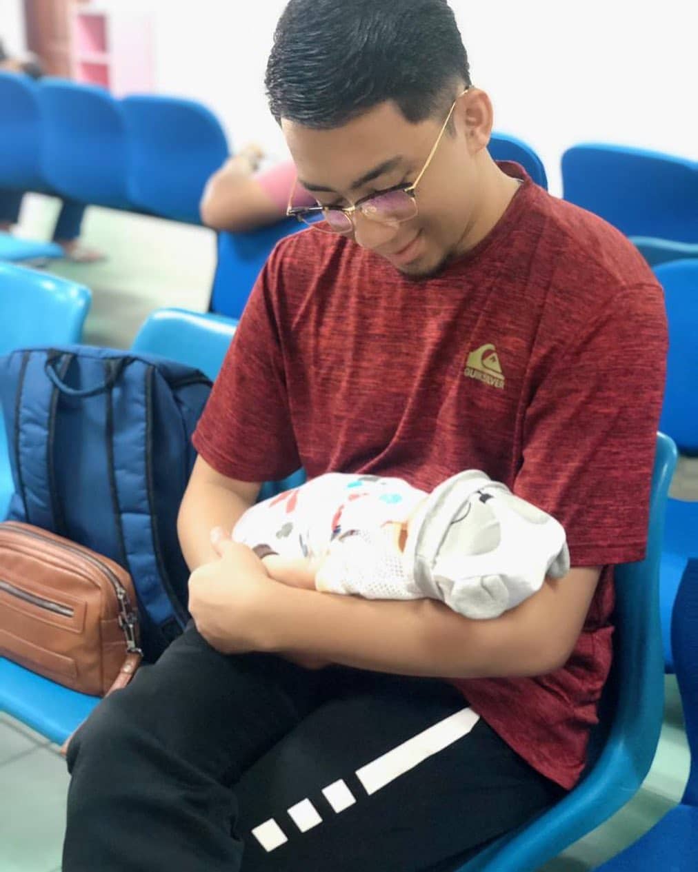 Lihat Isteri Beranak Bagai Nak Terputus Nyawa, Patutlah Wanita Wajib Dihargai