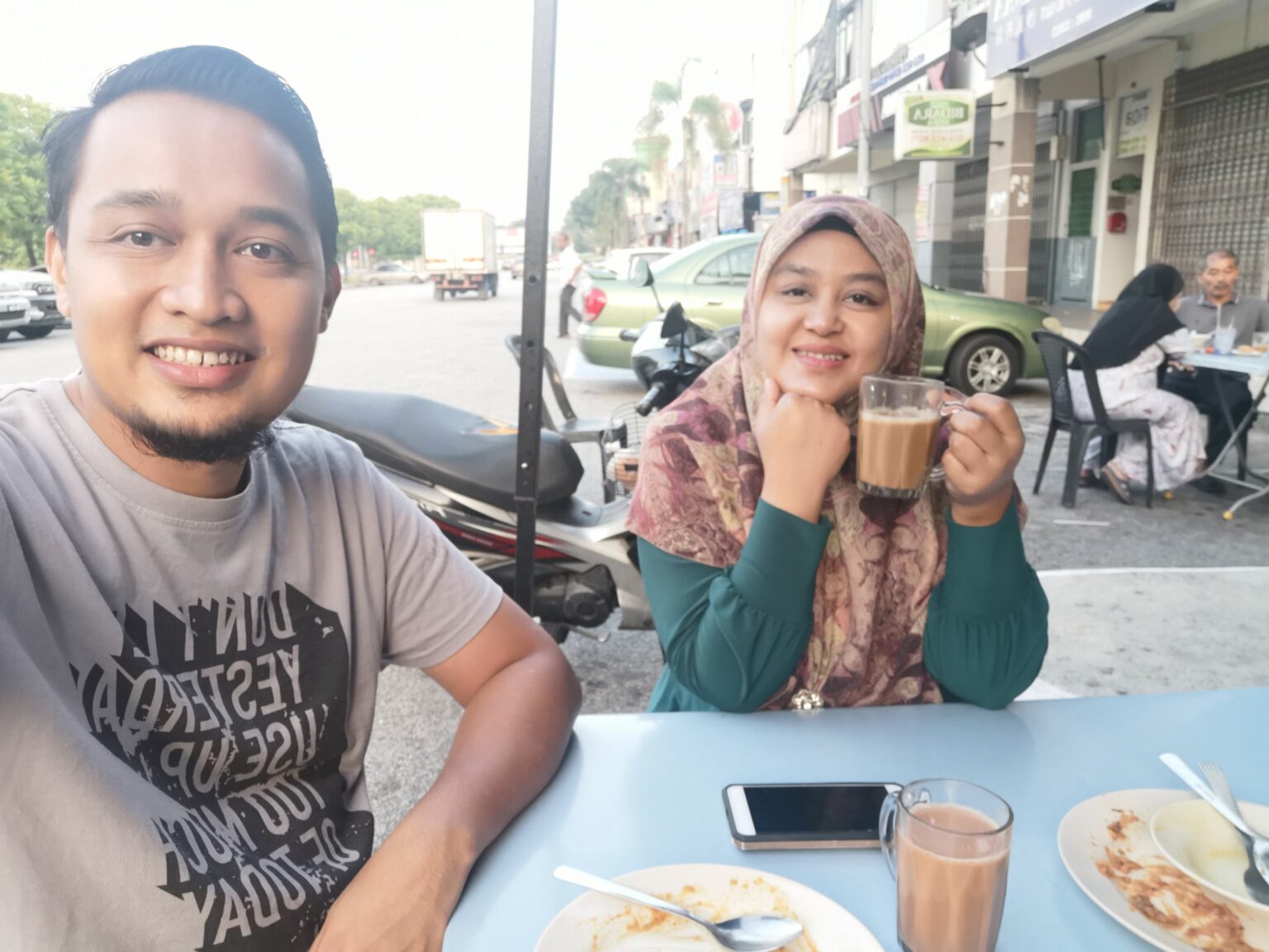 [VIDEO] Siapa Kalah Wajib Kena Bedak Setepek, Game Suami