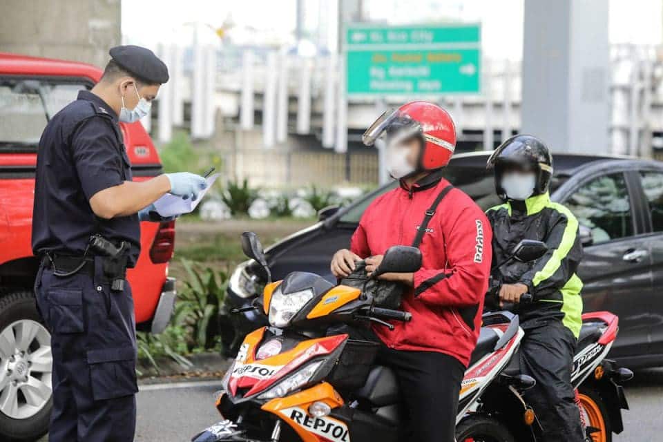 Gara-Gara Donut Siap Bungkusan ‘Serbuk Putih’, Runner Menggelupur Ditahan Polis