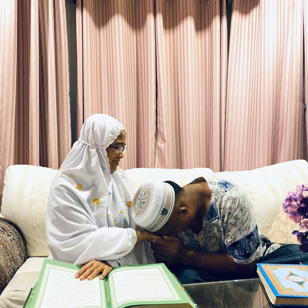 Bacaan Tak Lancar Sangat, Detik Si Ibu Pimpin Ayah Mengaji Quran Cetus Sebak