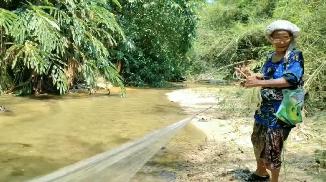 Tak Harapkan Ihsan Ramai, Tok Melah Kerah Kudrat 80 Tahun Menjala Ikan Demi..
