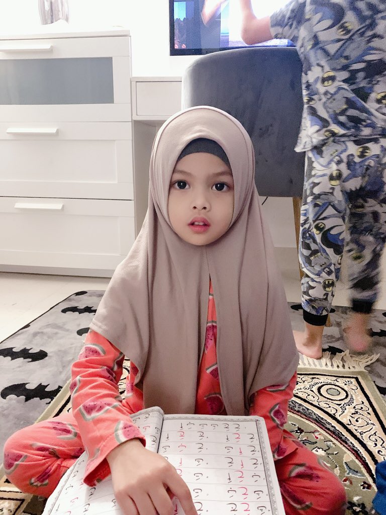 [VIDEO] Bapa Gigih Ajar Abang Mengaji, Adik Pula Ajuk Cara Sebutan Comel Habis