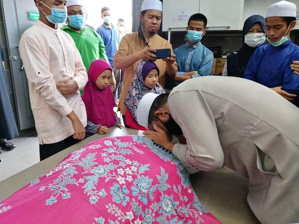 Pemergian Sangat Indah, Ramai Terharu Cara Suami Muliakan Ustazah Shadiya Abbas