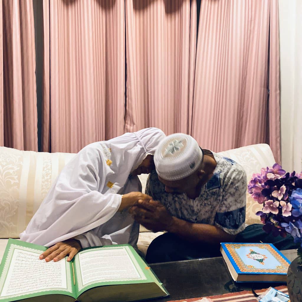 Bacaan Tak Lancar Sangat, Detik Si Ibu Pimpin Ayah Mengaji Quran Cetus Sebak