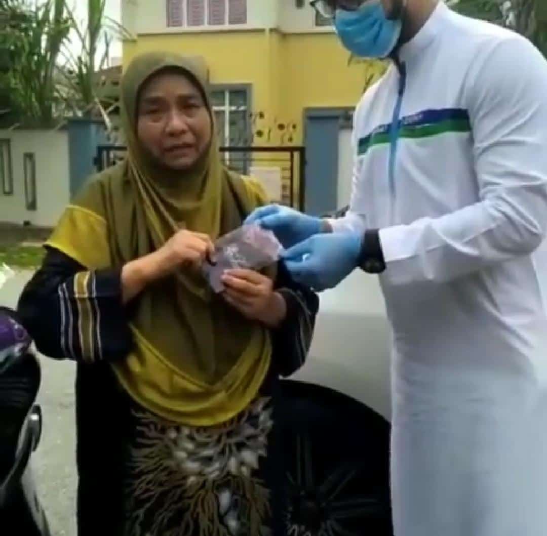 [VIDEO] Bukan Berdrama, Wan Maimunah Gugur Air Mata Saat Terima Sumbangan