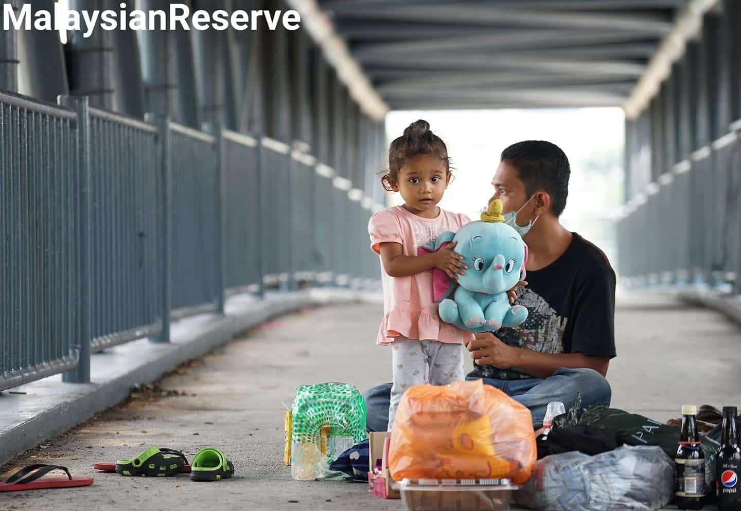 Sayu Anak Kecil Tidur Beralas Kotak Di Jejantas, Ustaz Ebit Lew Hulur Bantuan