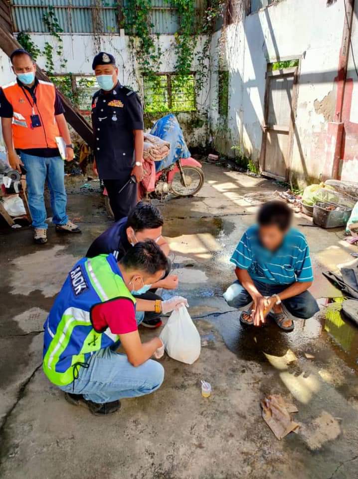 Laki Bini Dalam Pantang Positif Syabu, Anak Hidup Terabai Dalam ‘Rumah Sampah’