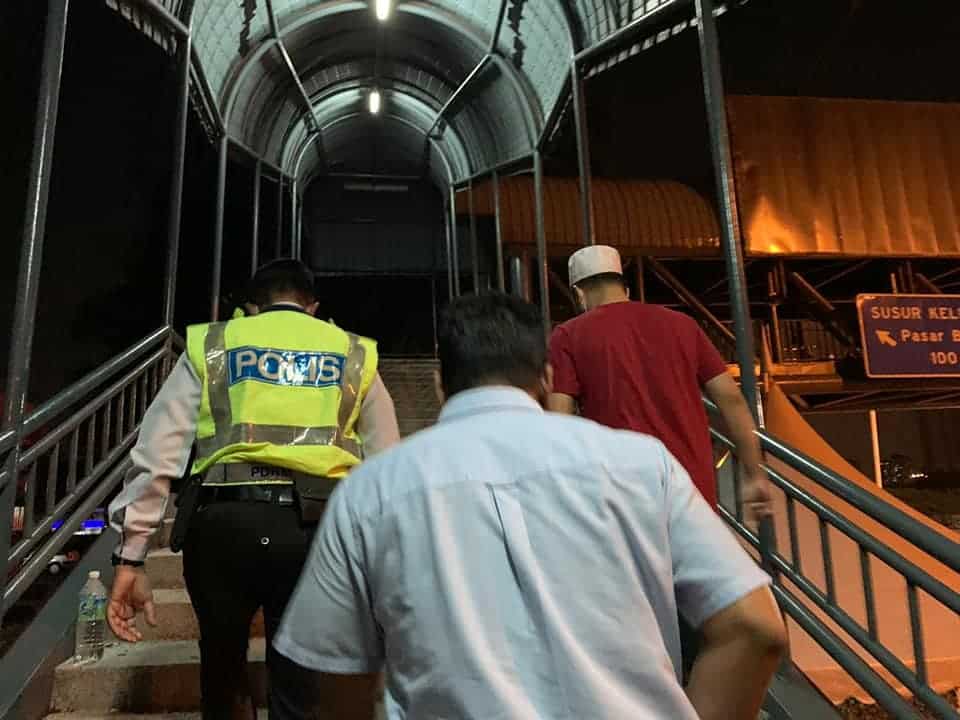Sayu Anak Kecil Tidur Beralas Kotak Di Jejantas, Ustaz Ebit Lew Hulur Bantuan