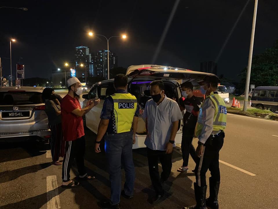 Sayu Anak Kecil Tidur Beralas Kotak Di Jejantas, Ustaz Ebit Lew Hulur Bantuan