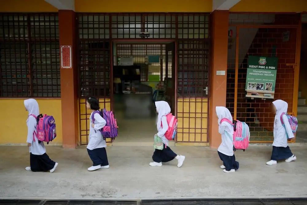 Sekolah Tutup Sebab COVID-19, Netizen Dengki Tergamak Desak Gaji Cikgu Dipotong