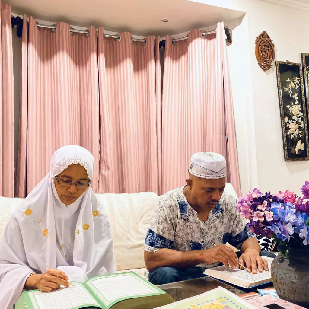 Bacaan Tak Lancar Sangat, Detik Si Ibu Pimpin Ayah Mengaji Quran Cetus Sebak