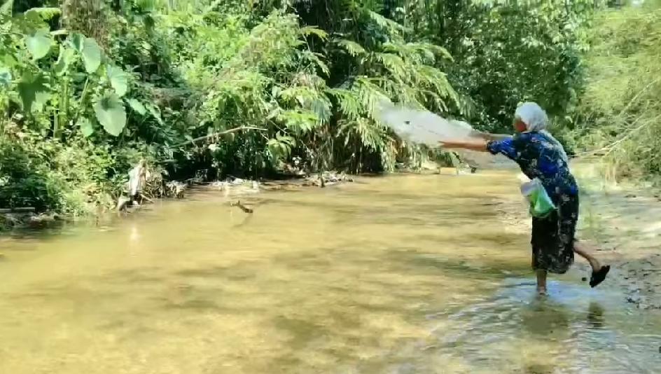Tak Harapkan Ihsan Ramai, Tok Melah Kerah Kudrat 80 Tahun Menjala Ikan Demi..