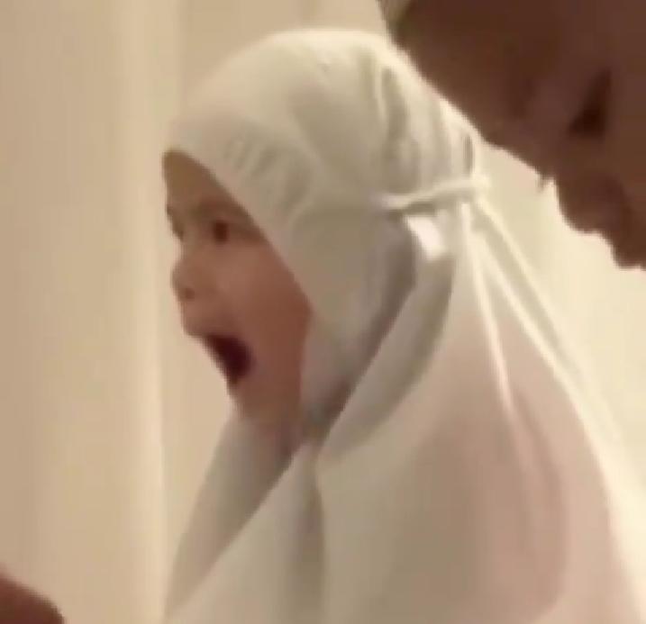 [VIDEO] Bapa Gigih Ajar Abang Mengaji, Adik Pula Ajuk Cara Sebutan Comel Habis