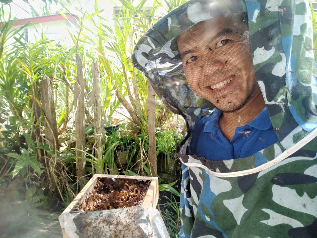 Bahagia Jalani Hidup Di Kampung, Suami Hadiahkan Isteri Reban Ayam Sempena..