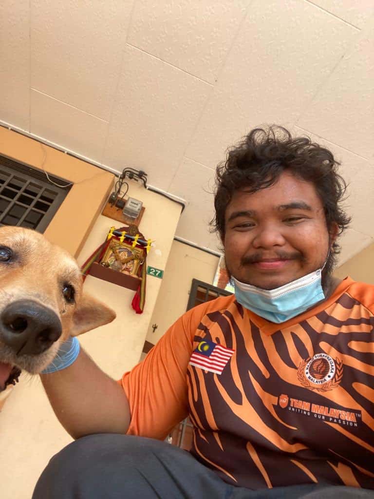Anjing Buta Setia Tunggu Depan Pintu Lepas Kena Tinggal Dengan Tuan Rumah