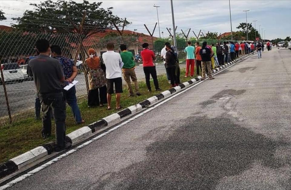 [VIDEO] Pejabat JPJ Diserbu Orang Ramai, Punya ‘Kalut’ Sampai Tergolek Di Jalan
