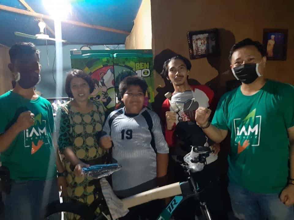 Viral Ditolak Samseng, Budak Penjual Kuih Kini Dapat Biasiswa & Motosikal Baru