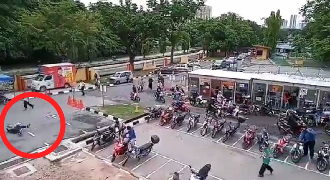 [VIDEO] Pejabat JPJ Diserbu Orang Ramai, Punya ‘Kalut’ Sampai Tergolek Di Jalan