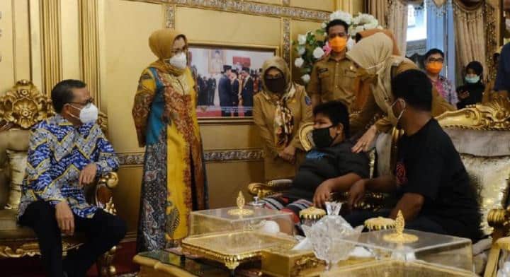 Viral Ditolak Samseng, Budak Penjual Kuih Kini Dapat Biasiswa & Motosikal Baru
