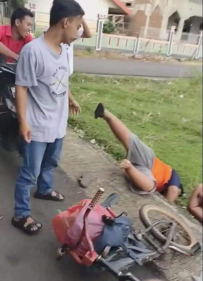 Viral Ditolak Samseng, Budak Penjual Kuih Kini Dapat Biasiswa & Motosikal Baru