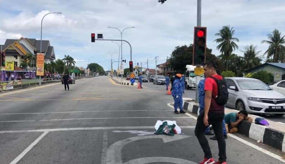 “Takkan Pernah Lupa Kenangan Kita..” – Suami Terduduk Hiba Di Sisi Jasad Isteri