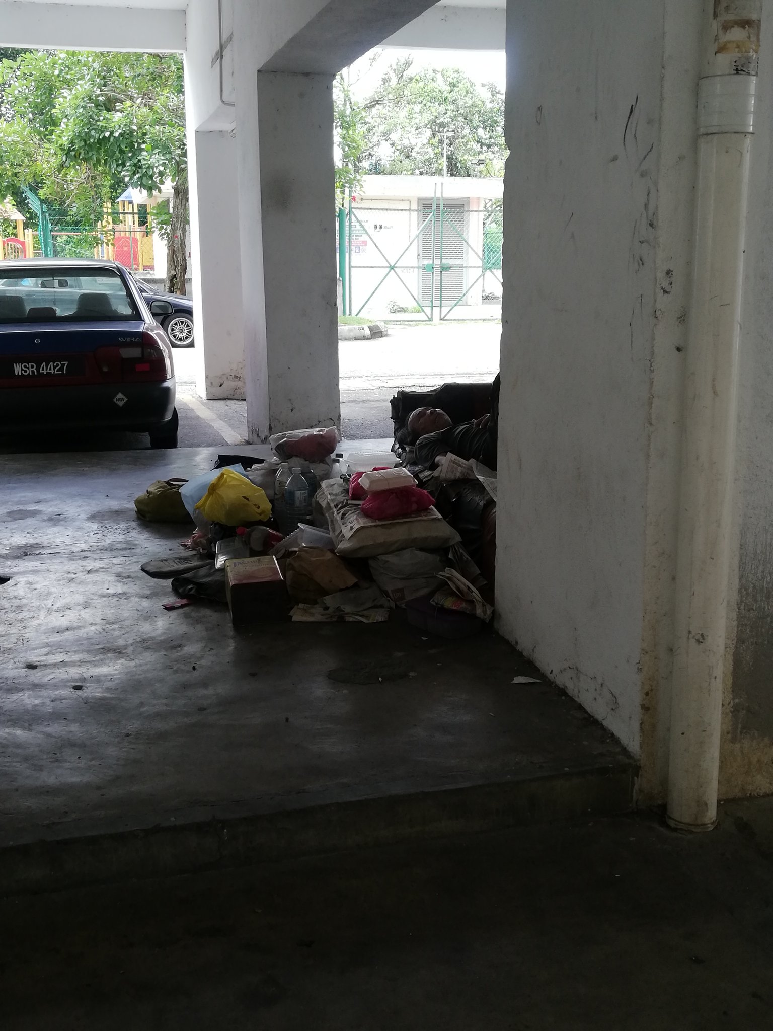 Tak Ada Siapa Berani Dekat, Pak Cik Tua Hidup Daif Setahun Lebih Di Parking PPR