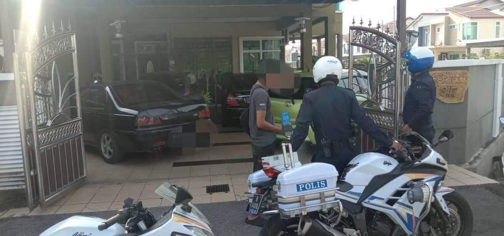 Luar Rumah Penuh Kenderaan, Awas Jangan Sampai Polis Jadi Tetamu Di Hari Raya