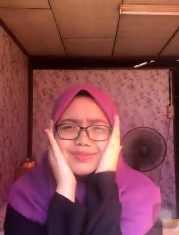 Terpaksa Ulang Buat Video Assignment, Gadis Geram Ayam Jiran Asyik Menyampuk