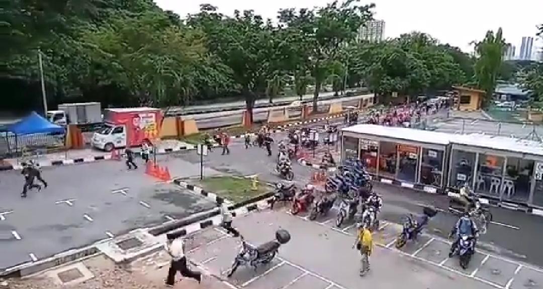 [VIDEO] Pejabat JPJ Diserbu Orang Ramai, Punya ‘Kalut’ Sampai Tergolek Di Jalan
