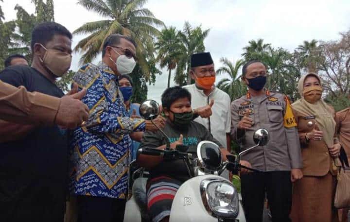 Viral Ditolak Samseng, Budak Penjual Kuih Kini Dapat Biasiswa & Motosikal Baru