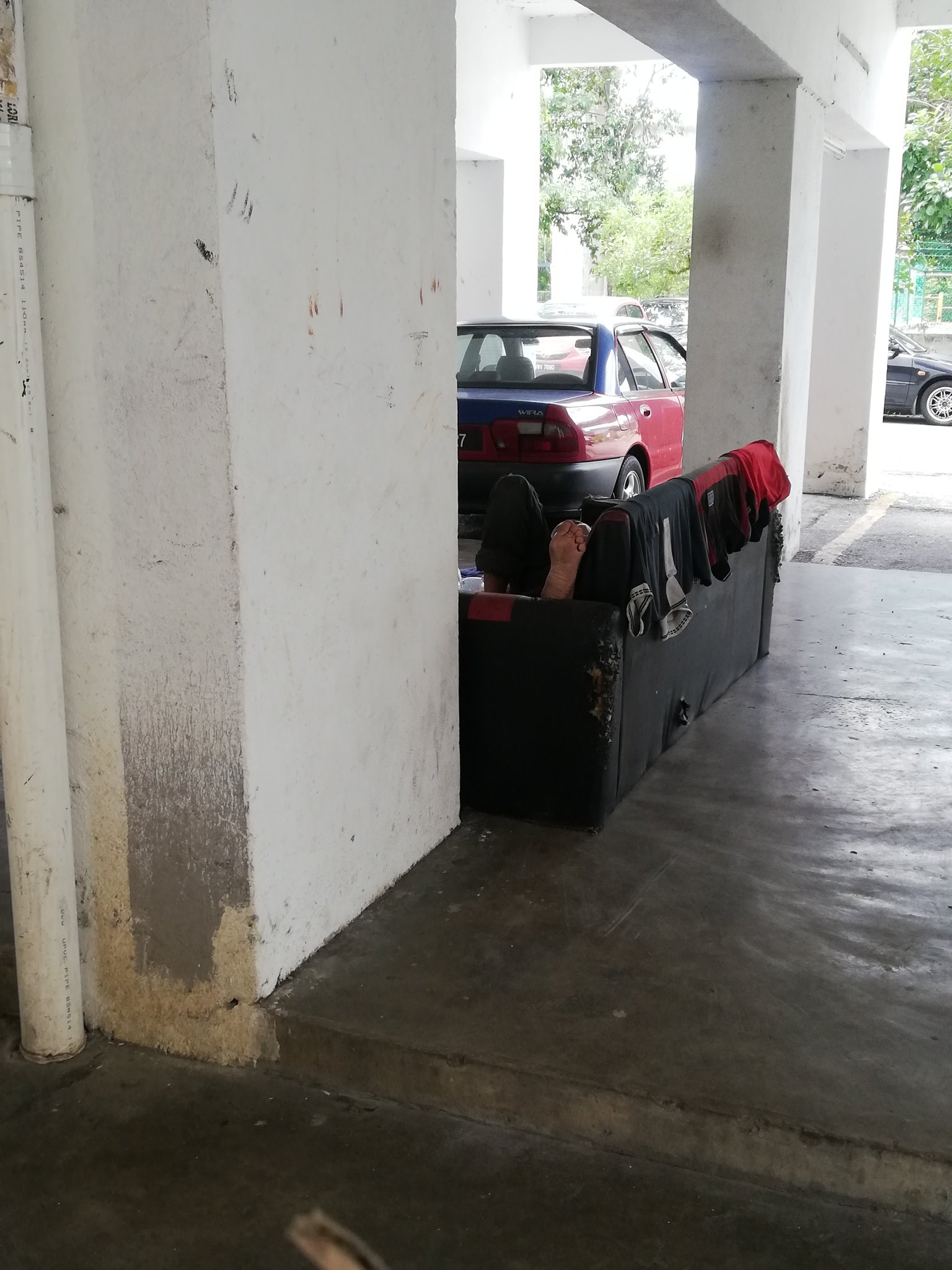 Tak Ada Siapa Berani Dekat, Pak Cik Tua Hidup Daif Setahun Lebih Di Parking PPR