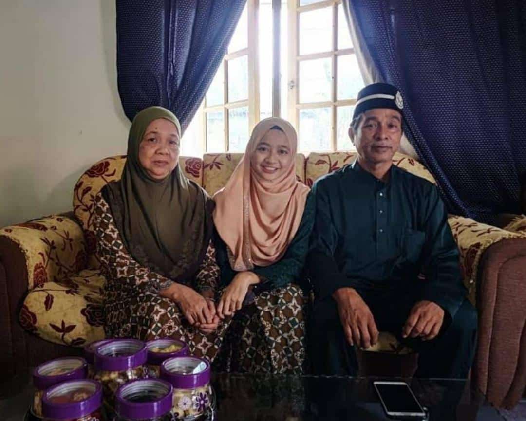 “8 Tahun Lepas Dua-Dua Tak Mampu Berjalan..” – Ibu Cekal Walau Ngesot Demi Anak