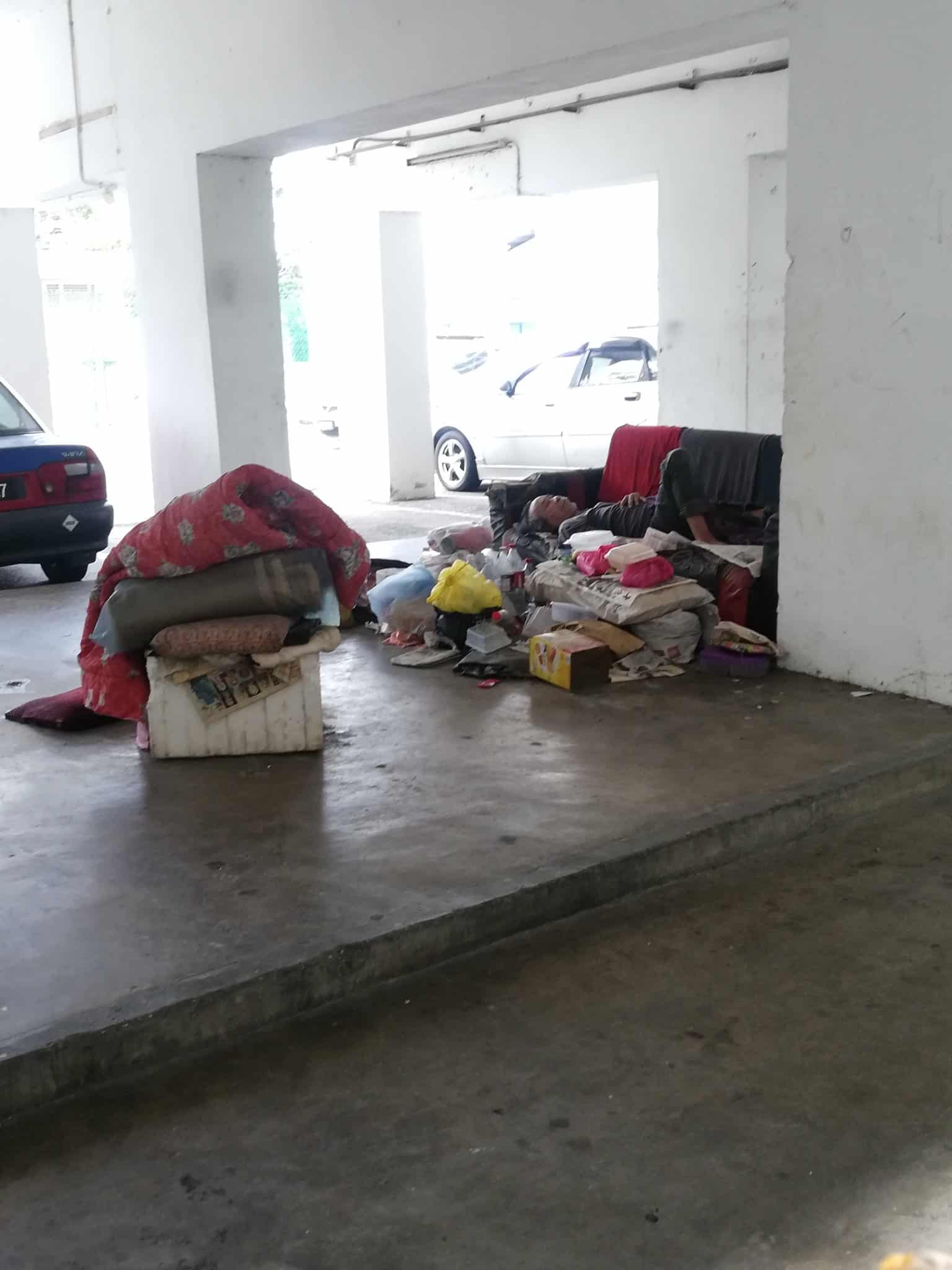 Tak Ada Siapa Berani Dekat, Pak Cik Tua Hidup Daif Setahun Lebih Di Parking PPR