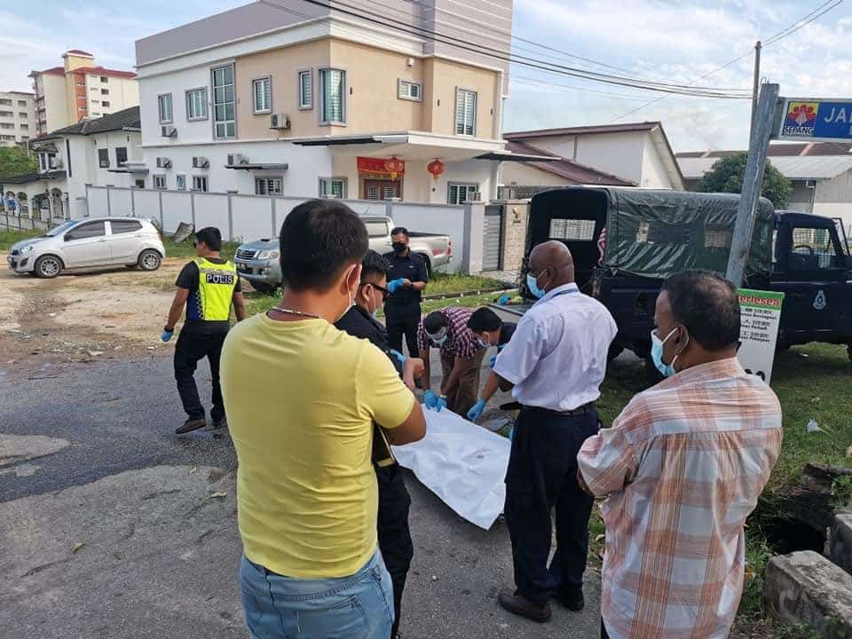Warga Emas Ajal Tepi Jalan Kerana Masalah Jantung, Rupanya Dikejar Anjing Liar