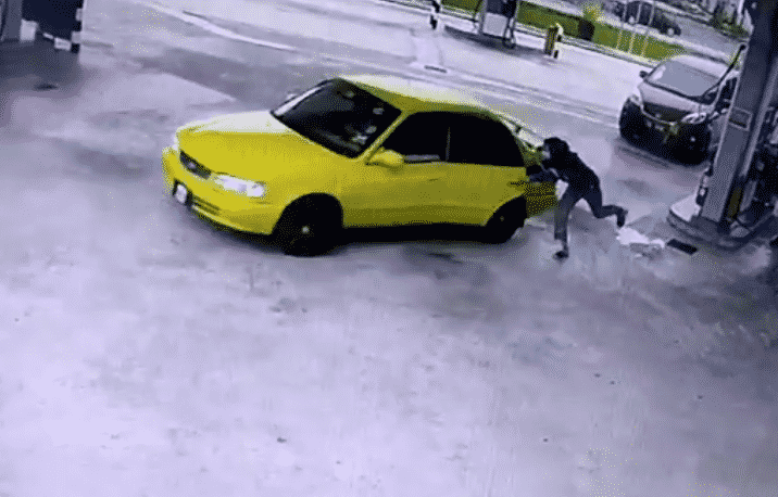 [VIDEO] Leka Isi Minyak, Wanita Terkejut Lepas Kereta Dilarikan Seorang Lelaki