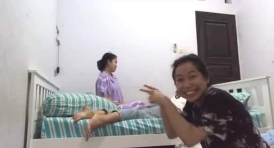 [VIDEO] Usik Rakan Tengah Syok Layan Movie, Sekali Gadis Dapat ‘Karma’ Cash