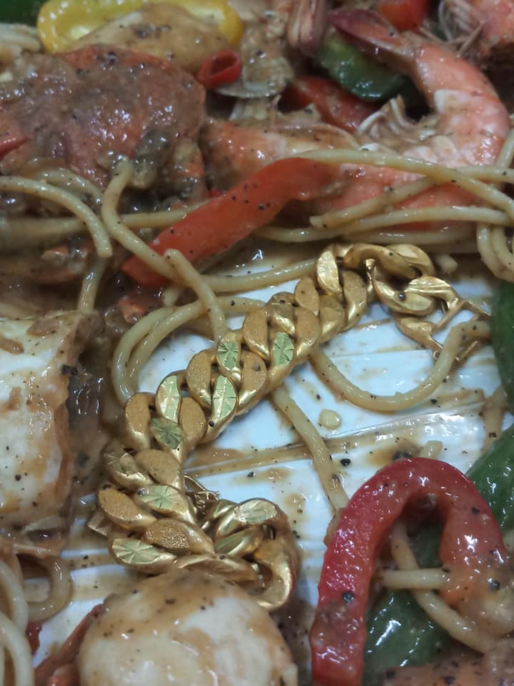 Buat Shell-Out Untuk Birthday Isteri, Suami Siap Selit Surprise Dalam Makanan