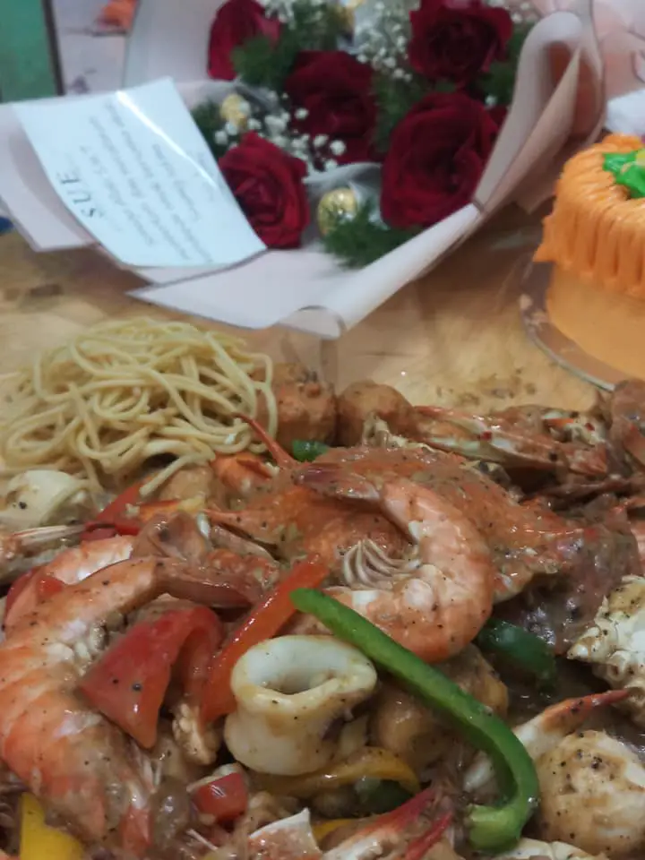Buat Shell-Out Untuk Birthday Isteri, Suami Siap Selit Surprise Dalam Makanan