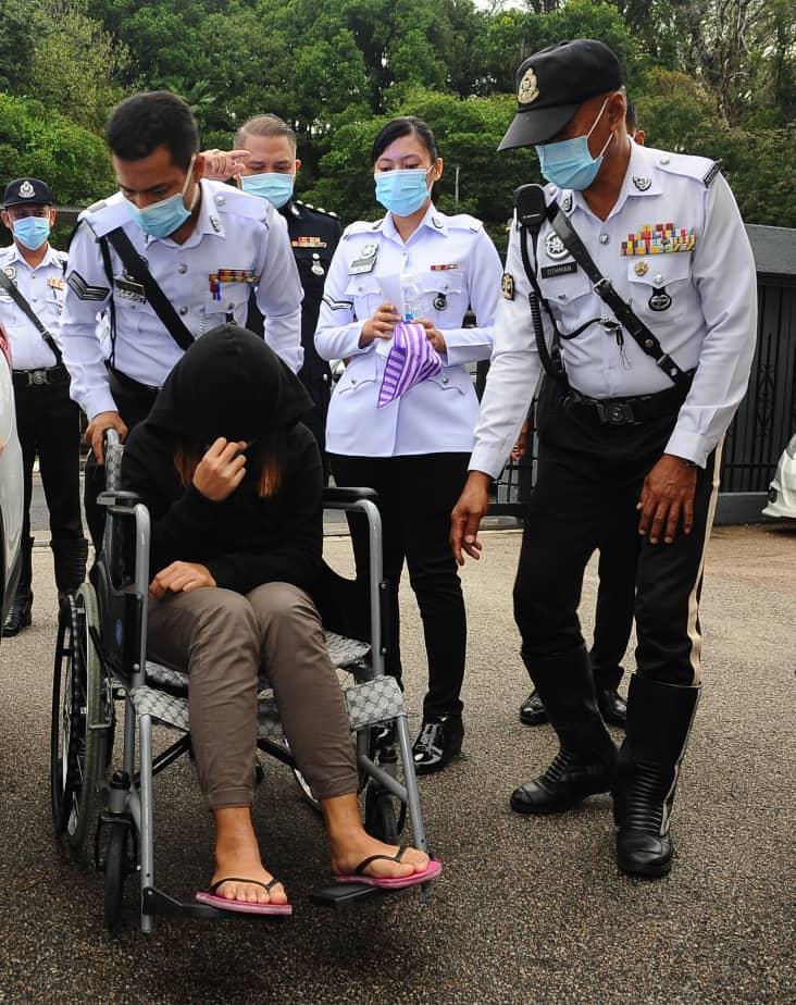 Rayu & Mohon Maaf Pada Keluarga Anggota TLDM, Ibu Suspek Tak Dapat Tahan Sebak