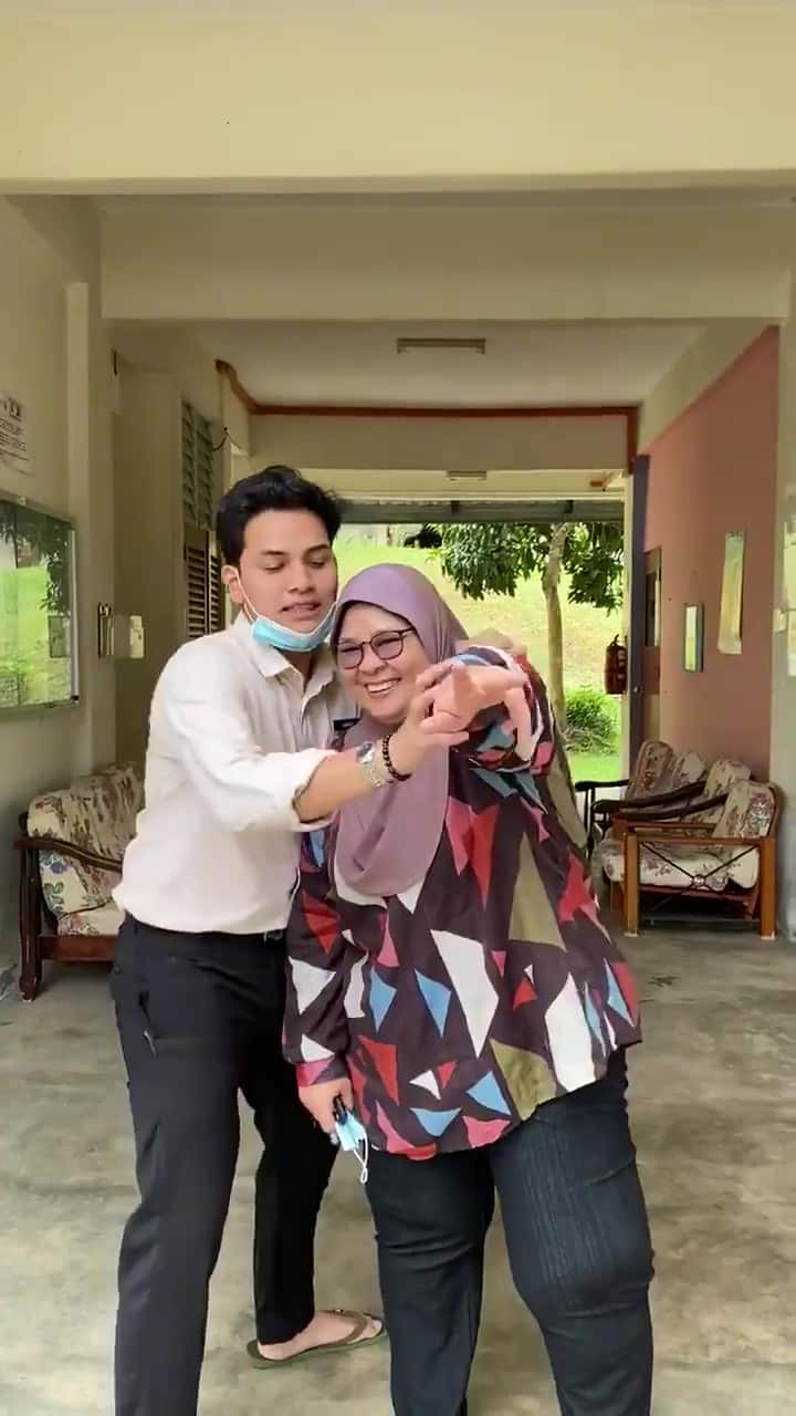 Tebalkan Muka Buat TikTok, Anak ‘Bertuah’ Ajar Mak Buat Slow-Mo Macam Budak 46
