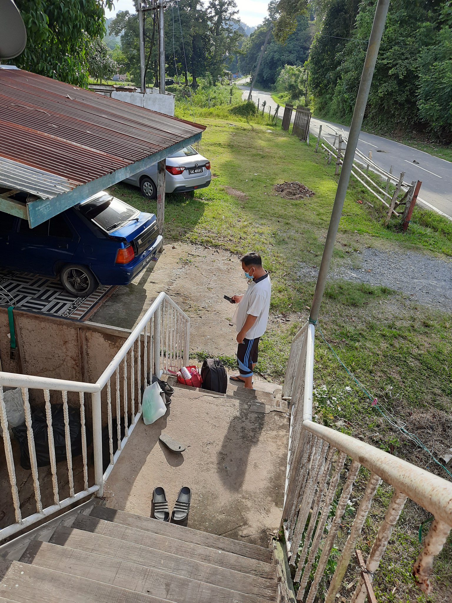 Sanggup Berkorban Tinggal Dalam Kandang, Anak Sebak Tahu Bapa Kena COVID-19..