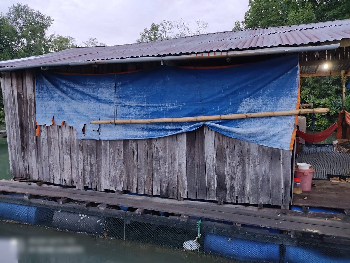 [FOTO] Tinggal Atas Air, Keadaan Dalam Rumah Wanita Ini Buat Ramai Terpegun