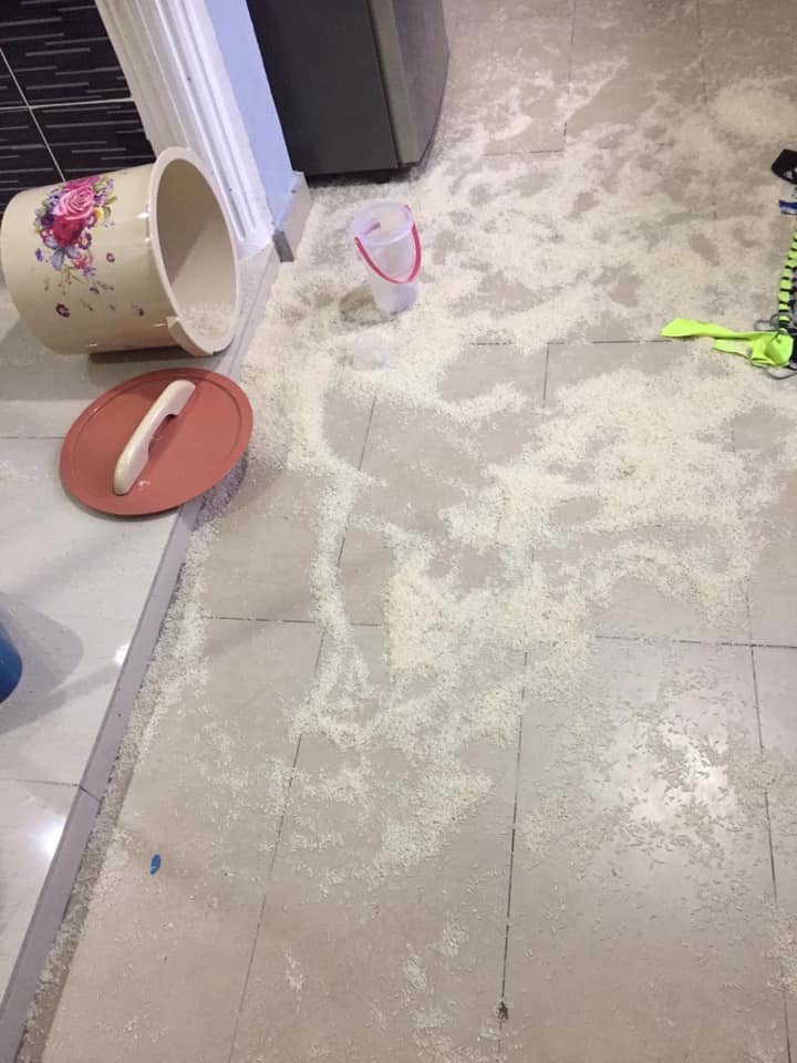 Anak Tumpahkan Beras, Tapi Sedih Bila Mak-Mak Pertikai Cara Didikan Tak Betul..