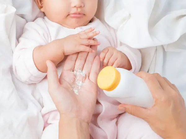 Sapu Bedak Pada Baby Lepas Mandi Memang Wangi, Tak Sangka Boleh Jadi Asbab Ajal