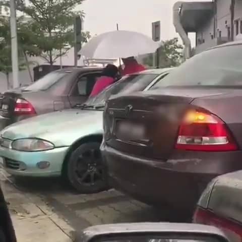 Gigih Tekan Kunci & Jenguk Tingkap, Sekali Aunty Malu Sendiri Tersilap Kereta