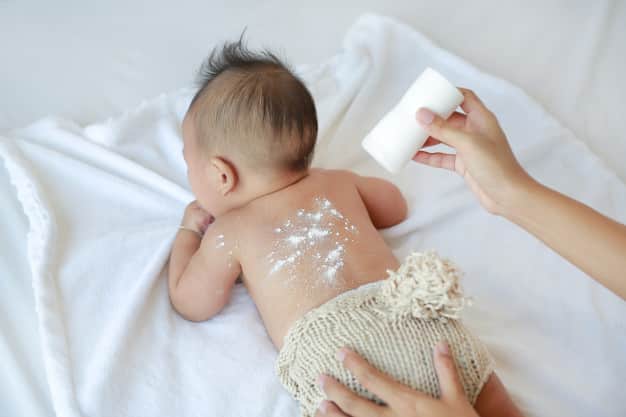 Sapu Bedak Pada Baby Lepas Mandi Memang Wangi, Tak Sangka Boleh Jadi Asbab Ajal