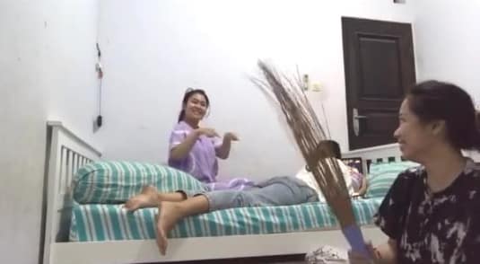 [VIDEO] Usik Rakan Tengah Syok Layan Movie, Sekali Gadis Dapat ‘Karma’ Cash