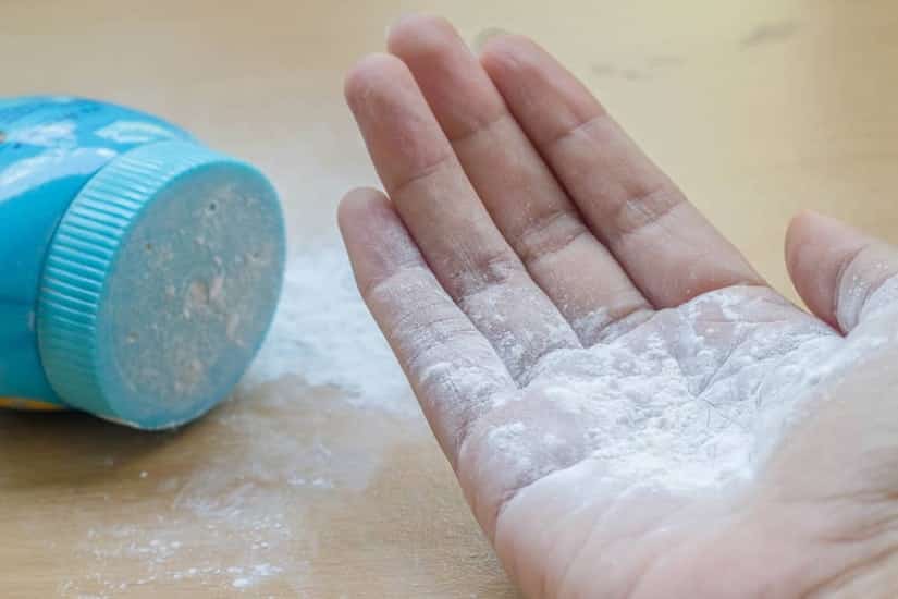 Sapu Bedak Pada Baby Lepas Mandi Memang Wangi, Tak Sangka Boleh Jadi Asbab Ajal