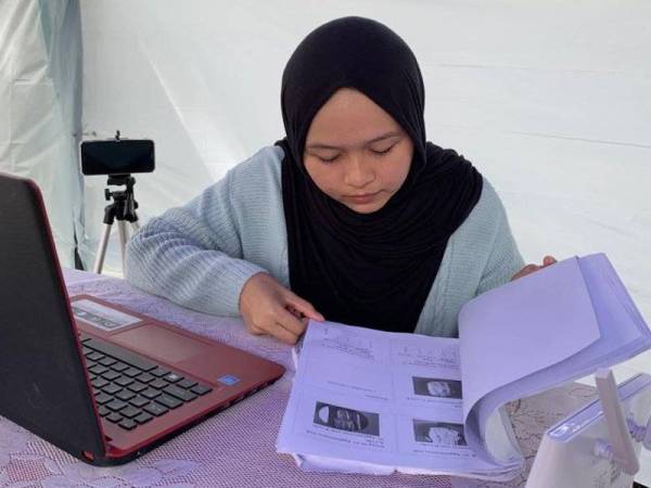 Bertemankan Nyamuk & Pacat, Gadis Terpaksa Ikuti Kelas Online Di Puncak Bukit