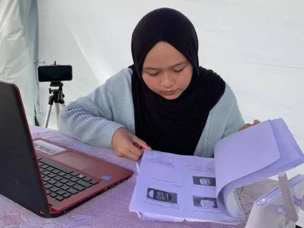 Bertemankan Nyamuk & Pacat, Gadis Terpaksa Ikuti Kelas Online Di Puncak Bukit